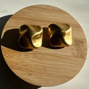 Essex Vintage 80s Matte Gold Tone Modernist Swirl Dimples Clip On Earrings.